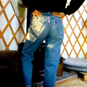 Vintage wedgie style Levi’s mom jeans